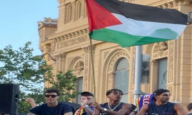 اسرائيل تهاجم لامين  يامال بعد رفعه علم فلسطين في احتفالات برشلونة